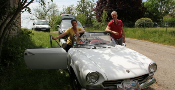 Une halte pour voir de vieilles mécaniques en sortie rallye, ce dimanche