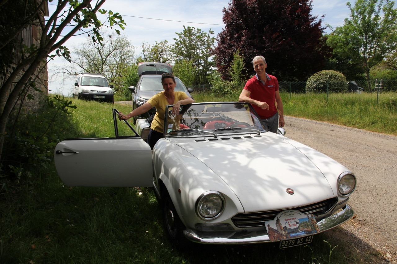 Une halte pour voir de vieilles mécaniques en sortie rallye, ce dimanche